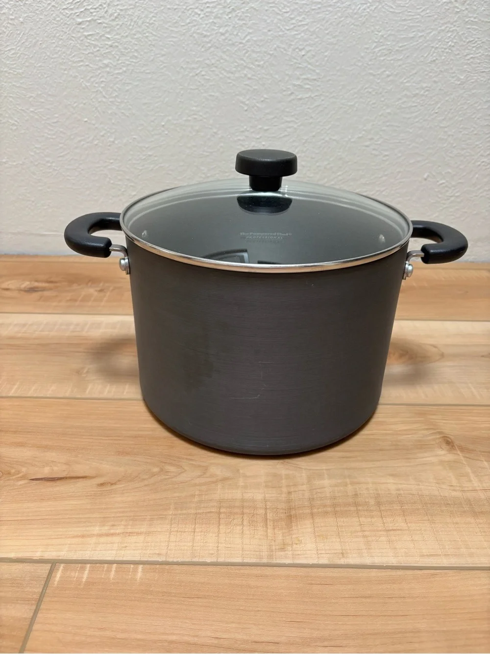 The Pampered Chef Nonstick Stockpot with Glass Lid - Black